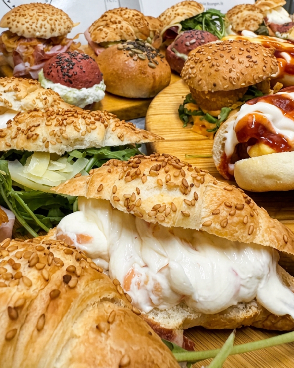 Buffet elegante allestito all'aperto